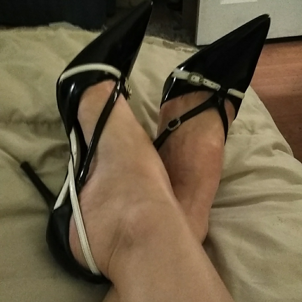 Pointy toe Blk and Wht strappy pumps